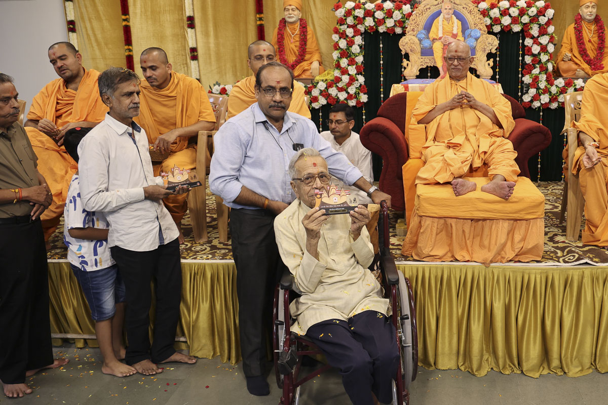 Karyakars doing darshan of Pujya Doctor Swami 