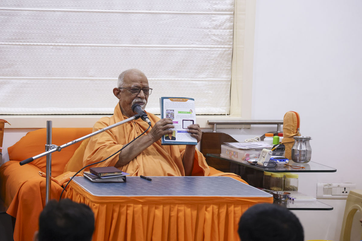 Pujya Doctor Swami blesses the assembly