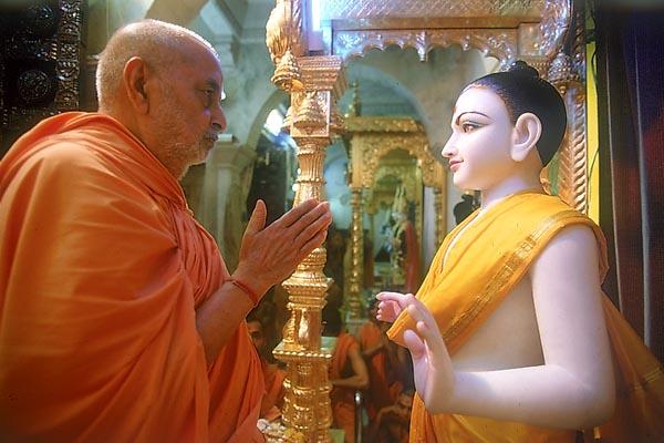 Swamishri prays to Shri Ghanshyam Maharaj 