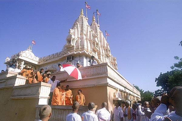 Swamishri descends the mandir steps and thereafter goes to the satsang assembly