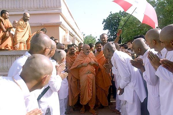 Swamishri blesses kishores and yuvaks who had shaved their heads on the occasion of the murti-pratishtha of Shri Ghanshyam Maharaj and to please Swamishri