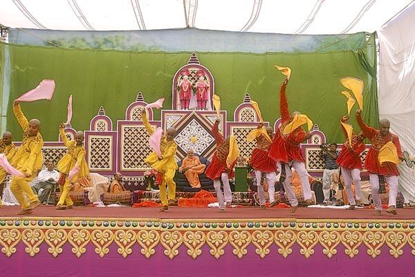 Kishores perform a traditional dance during the pratishtha assembly