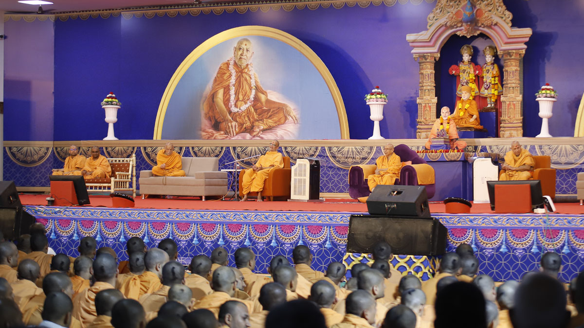 Pujya Tyagvallabh Swami and swamis on the stage during the assembly