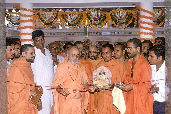 Swamishri inaugurates the newly built Aksharpith Bookstall in the mandir precincts