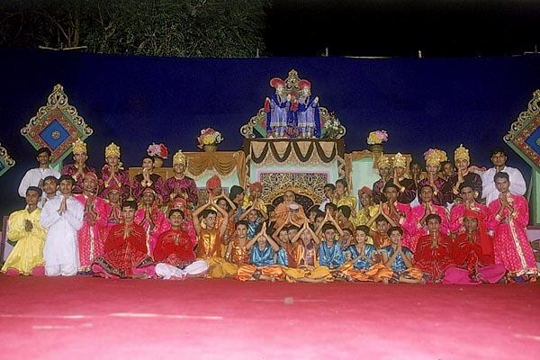 Swamishri with balaks and kishores of Surat