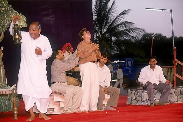 Balaks and kishores of Surat perform a drama 'Khoj' (Search)