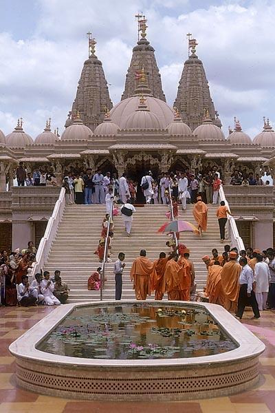 Swamishri arrives at the Shri Swaminarayan Mandir, Bharuch