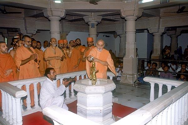 Swamishri performs abhishek on the murti of Shri Nilkanth Varni
