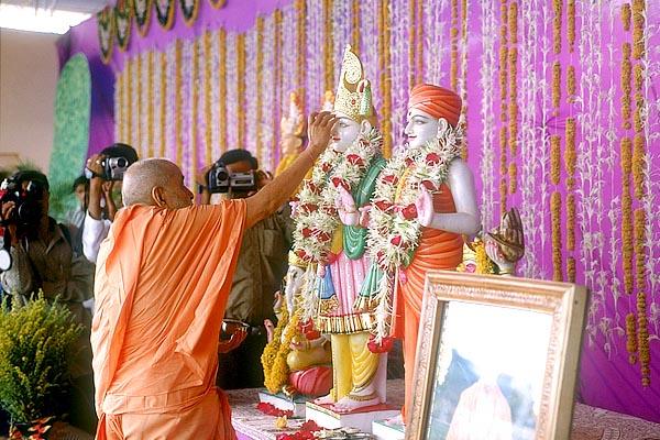 Swamishri performs the murti-pratishtha rituals of Shri Akshar Purushottam Maharaj and Guru Parampara for the hari mandir in Traj village