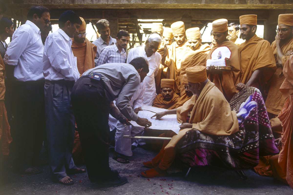 Swamishri observes the mandir construction plan