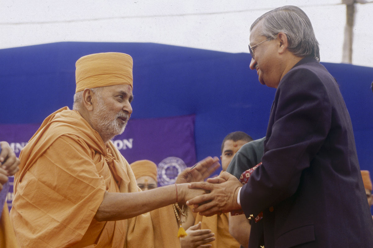 Swamishri meets Dr. Kakolkar, Director of B.A.R.C