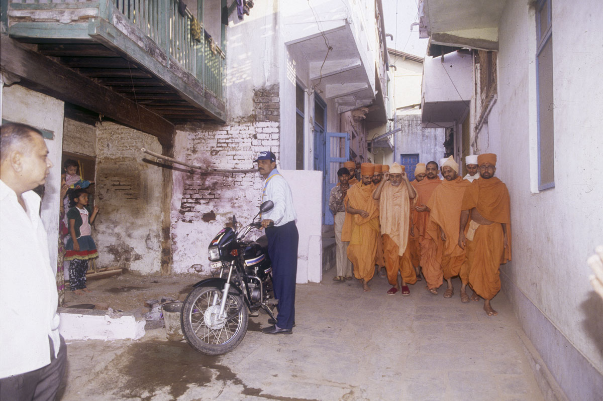Swamishri visits the Mahelav village