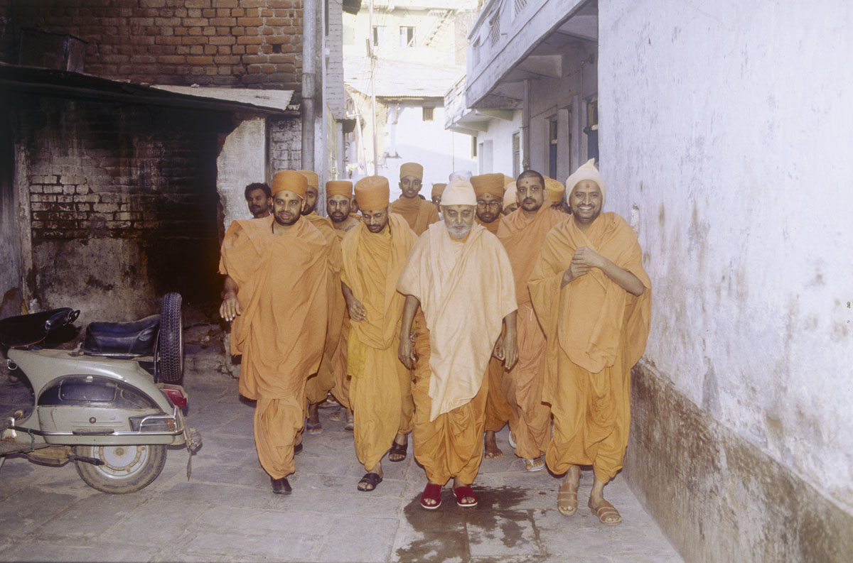Swamishri visits the Mahelav village