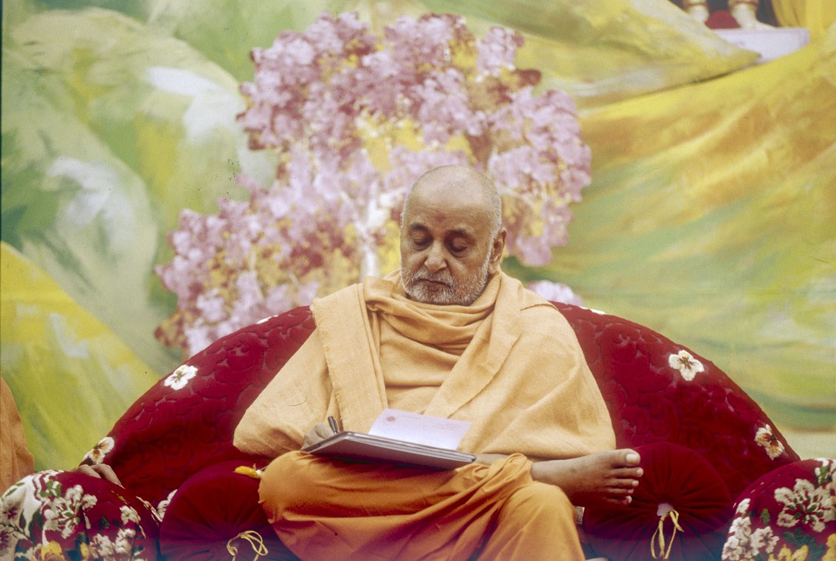 Swamishri writes a letter during the assembly