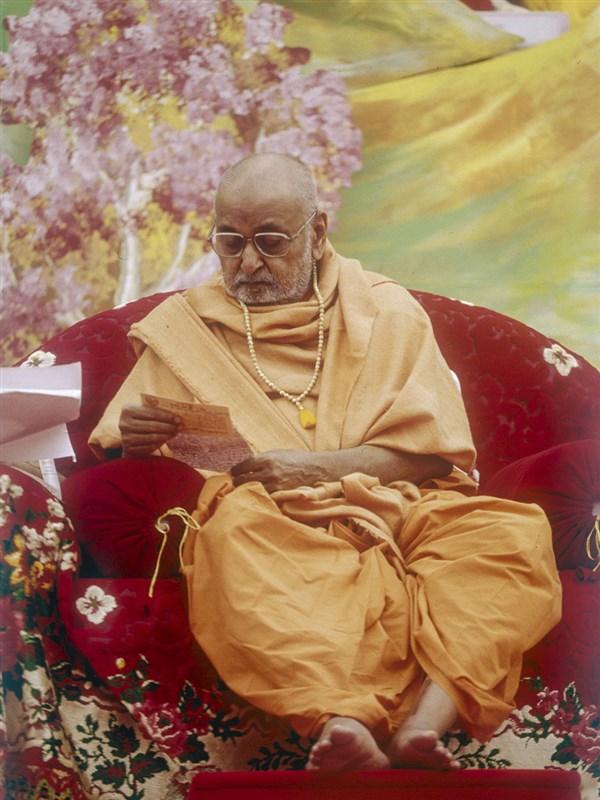 Swamishri reads a letter during the assembly