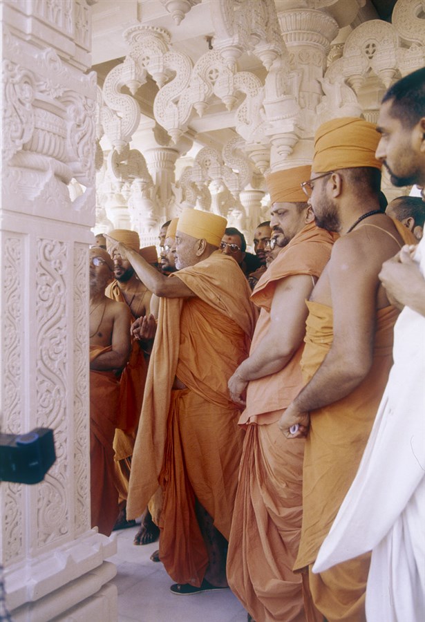 Swamishri observes mandir construction work