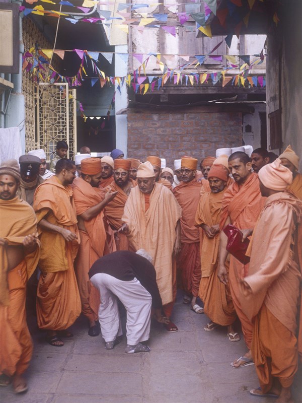 A devotees doing darshan of Swamishri