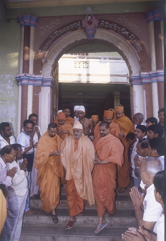 Swamishri after the visit of old Swaminarayan Mandir, Mahelav