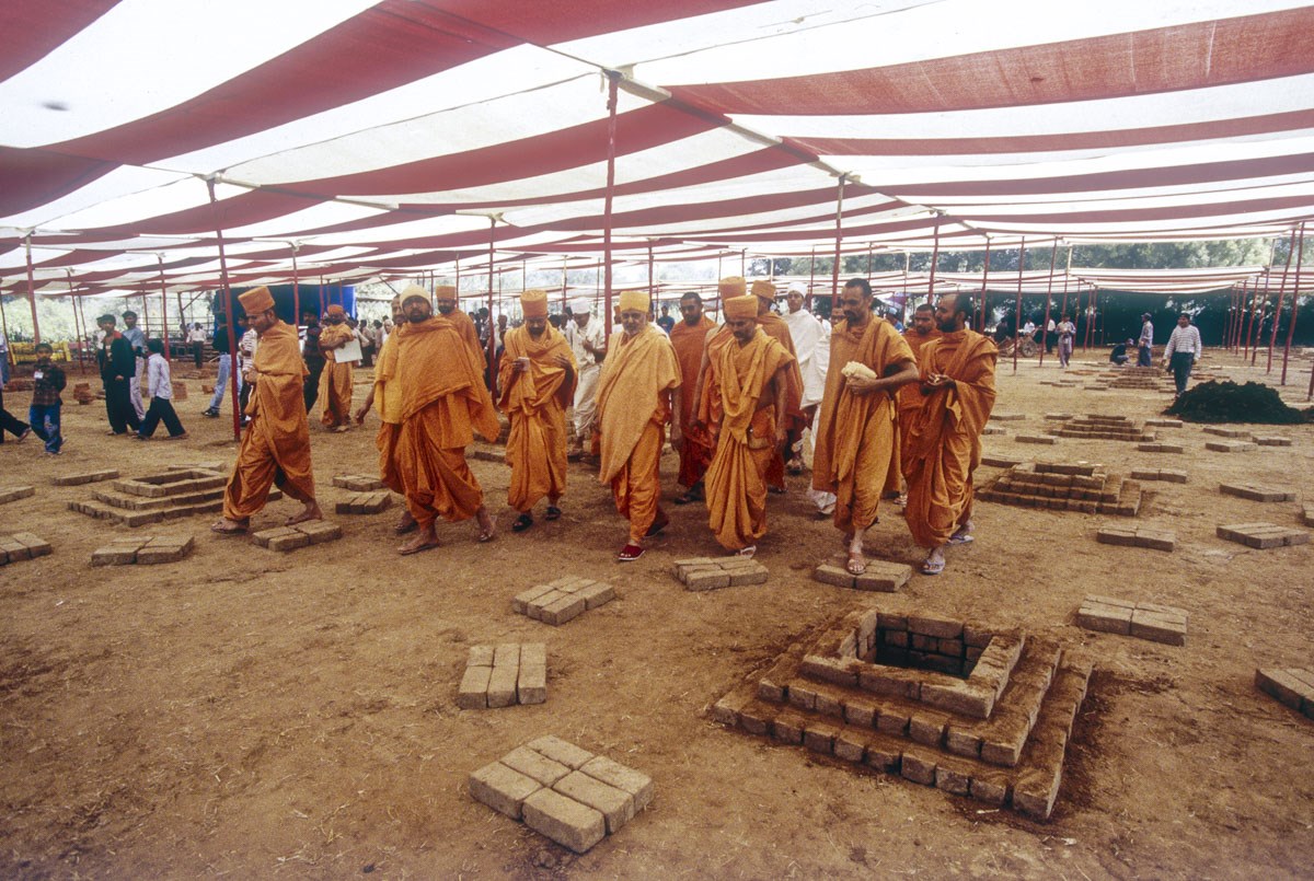 Swamishri visits the yagna shala