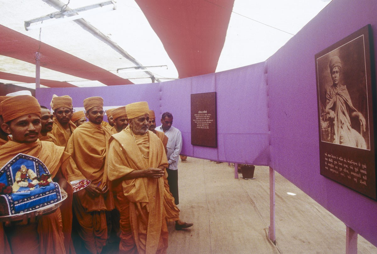 Swamishri visits Yagnapurush Jivan darshan pradashan