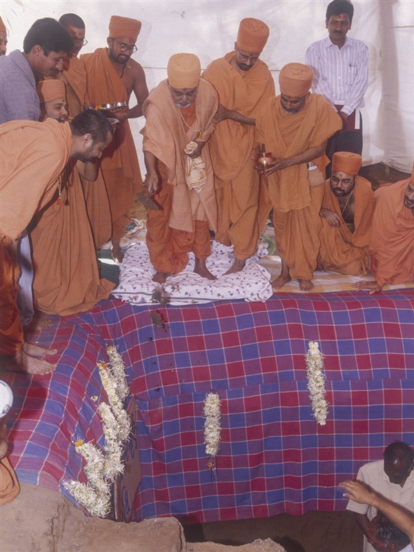 Swamishri inaugurates a underground water tank