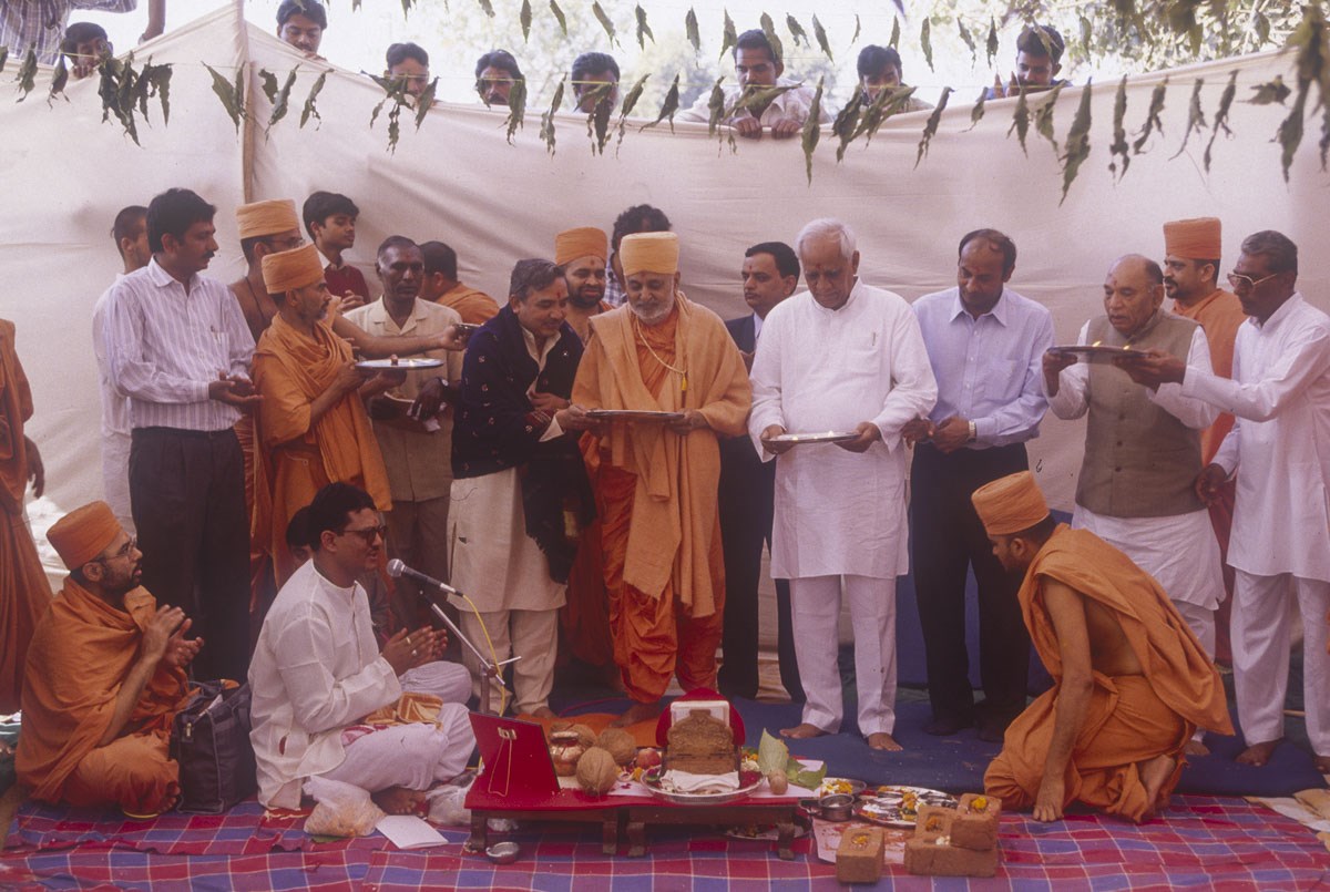 Swamishri and dignitaries perform the arti