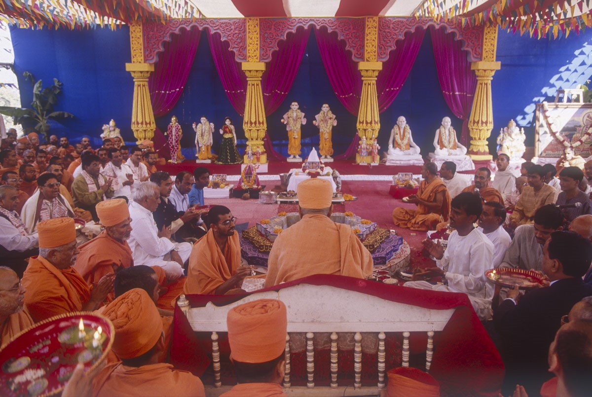 Swamishri performs the arti 