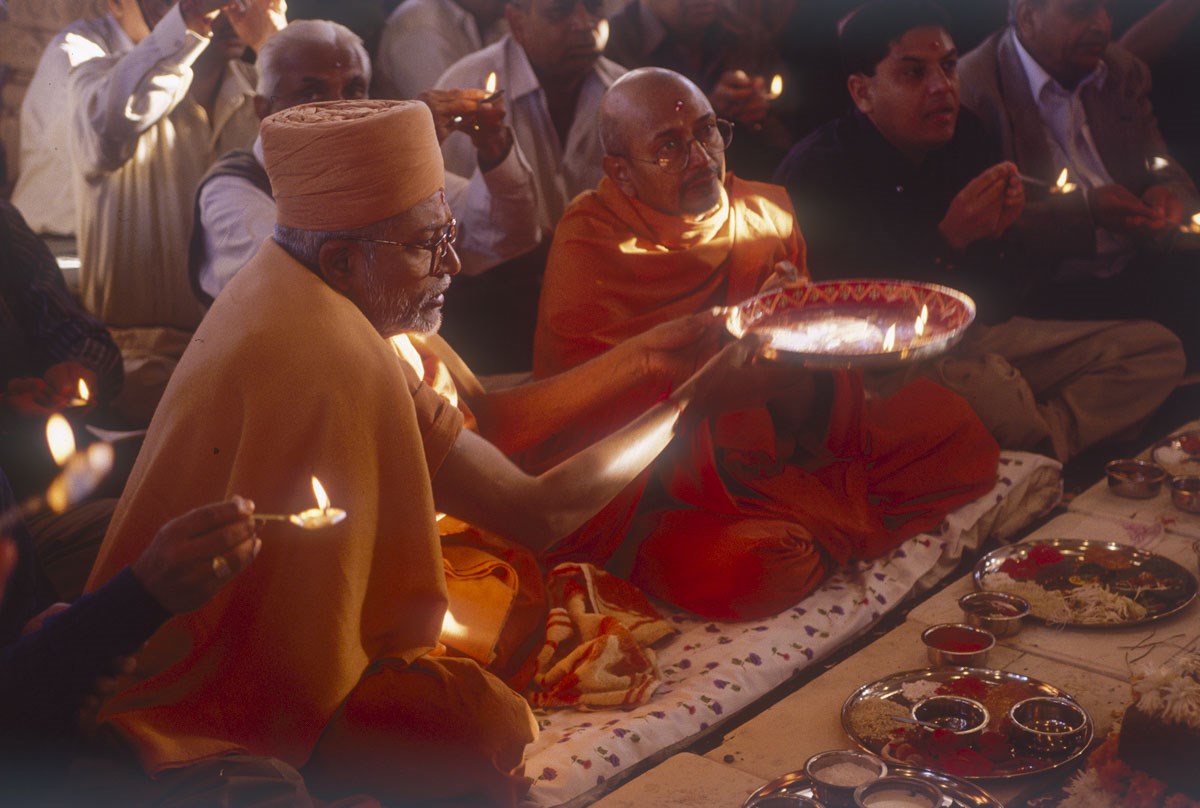 Pujya Bhaktipriya Swami and Pujya Tyagvallabh Swami perform the arti