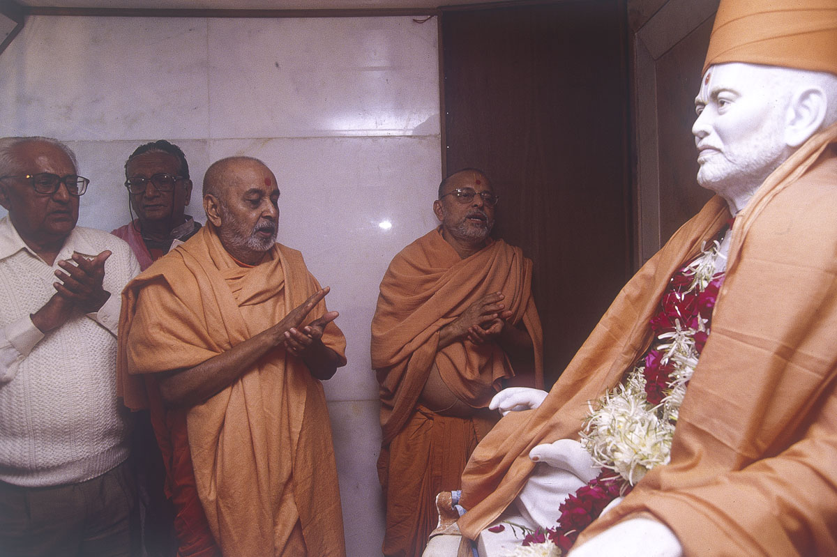 Swamishri and Pujya Ishwarcharan Swami chant the Swaminarayan dhun