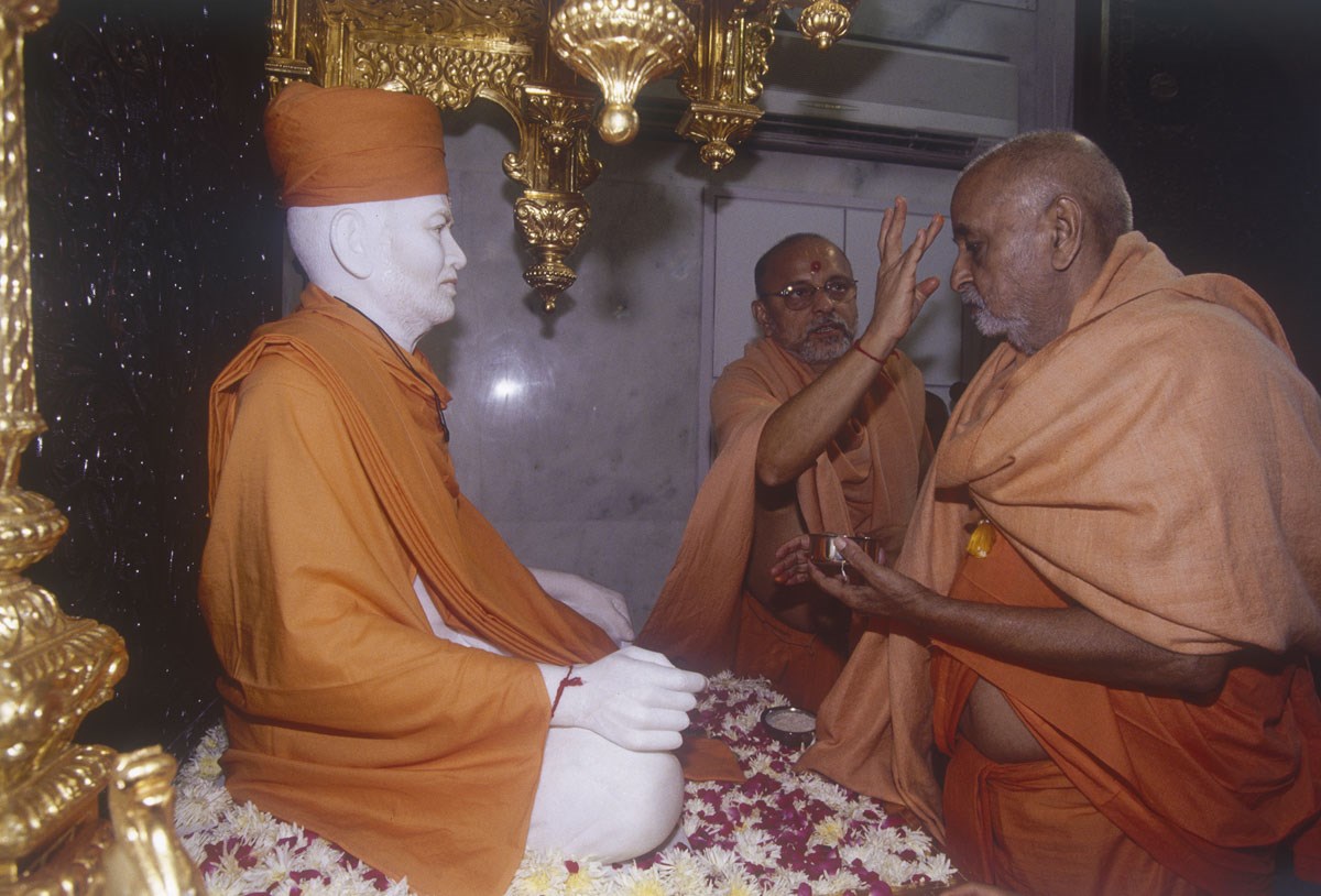 Pujya Ishwarcharan Swami perfoms pujan of Swamishri