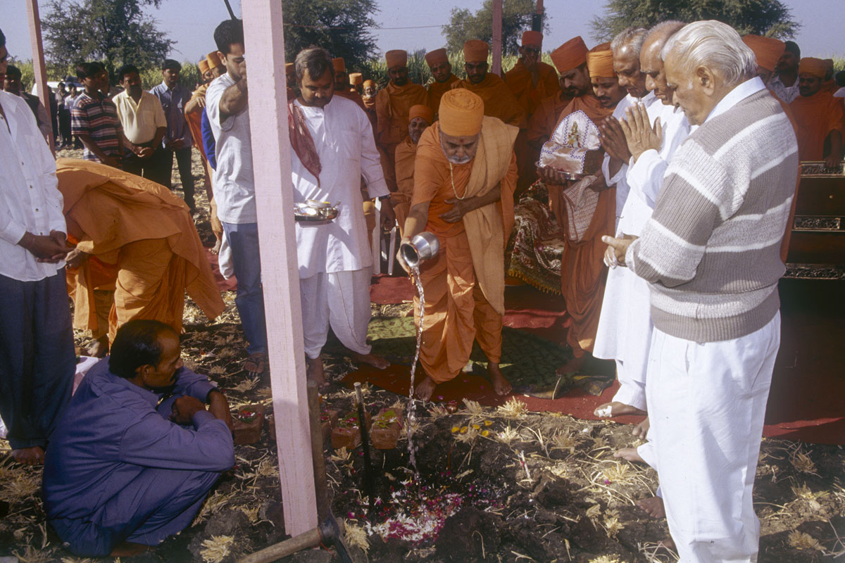 Swamishri performs the ground breaking ceremony for the new educational complex