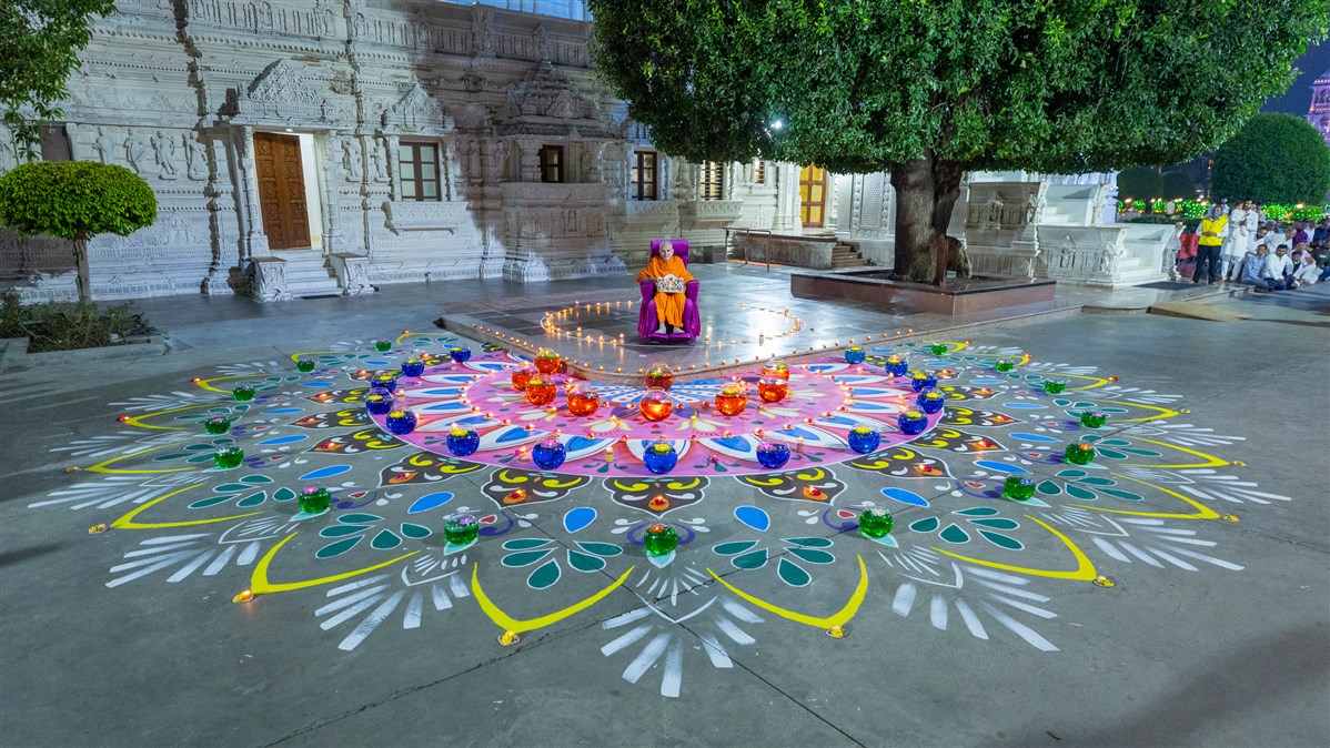 Swamishri amidst the Diwali rangoli