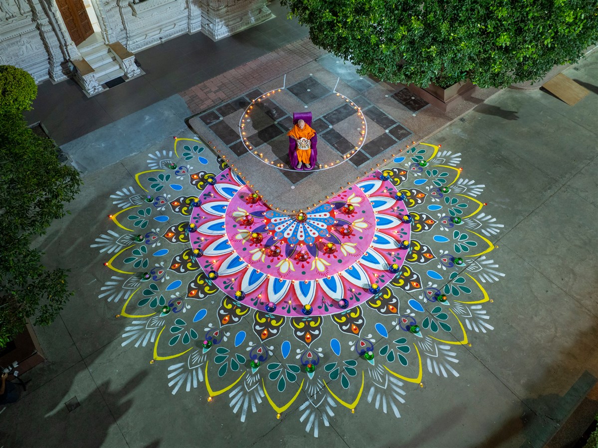 Swamishri amidst the Diwali rangoli