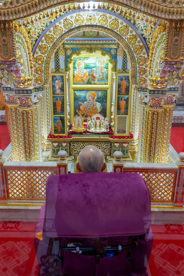 Swamishri engrossed in darshan of the Akshar Deri