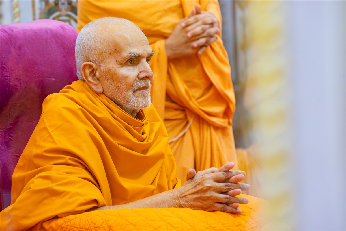 Swamishri engrossed in darshan 