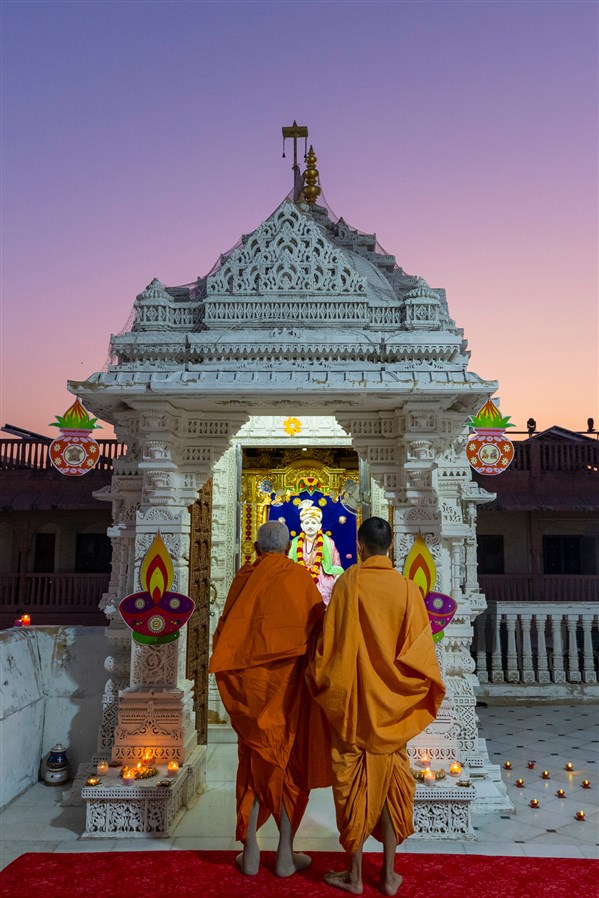 Swamishri engrossed in darshan of Brahmaswarup Bhagatji Maharaj
