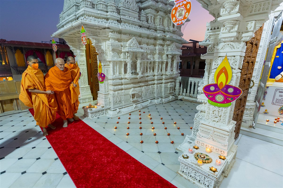 Swamishri in the mandir pradakshina