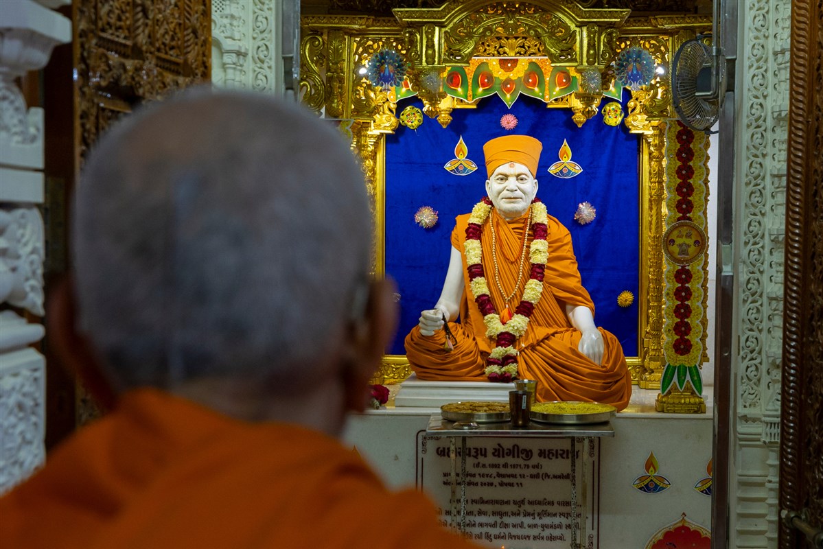 Swamishri engrossed in darshan of Brahmaswarup Yogiji Maharaj