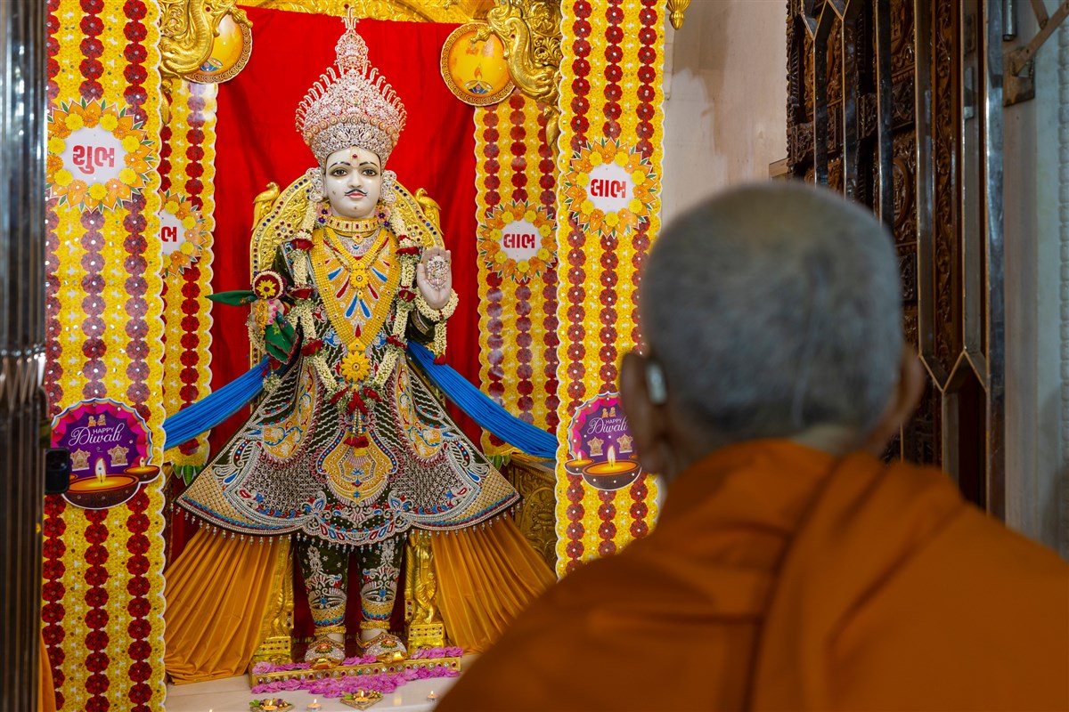 Swamishri engrossed in darshan of Shri Ghanshyam Maharaj