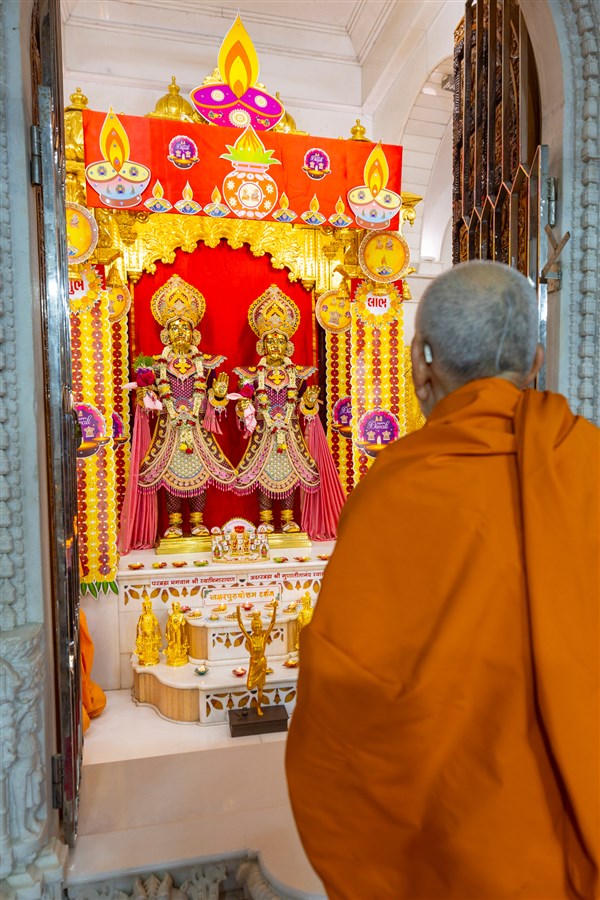 Swamishri engrossed in darshan of Bhagwan Swaminarayan and Aksharbrahma Gunatitanand Swami