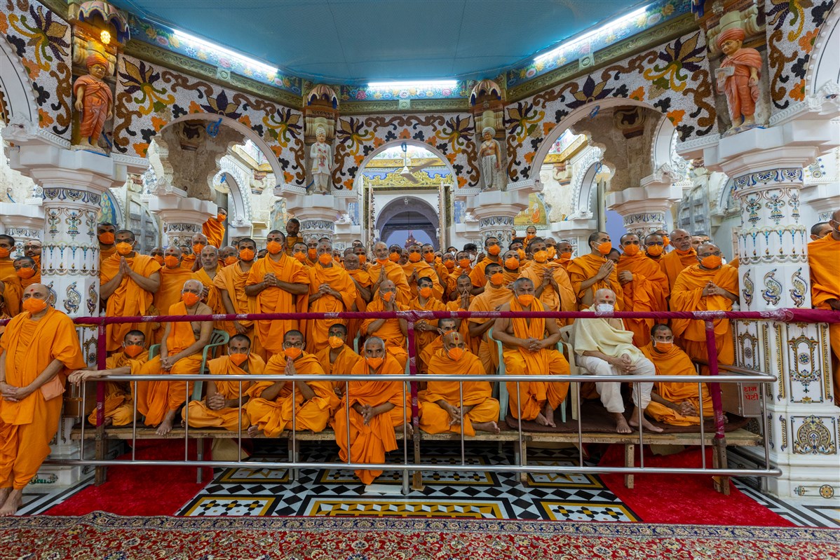 Swamis doing darshan of Swamishri