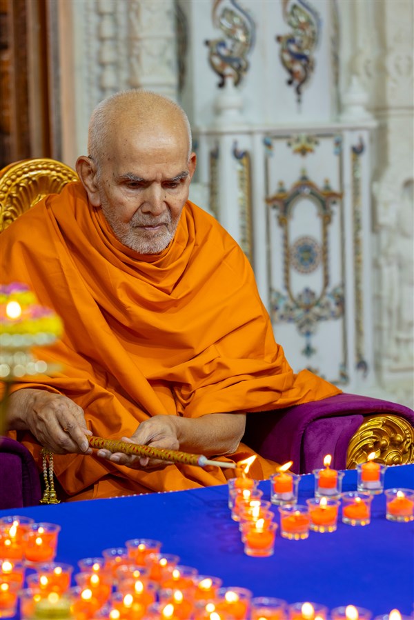 Swamishri lights a Diwali lamp