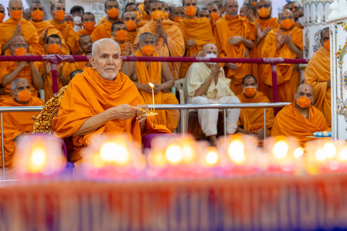 Swamishri performs the morning arti