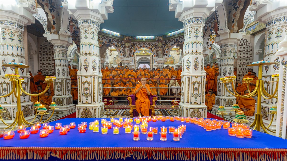 Swamishri performs the arti