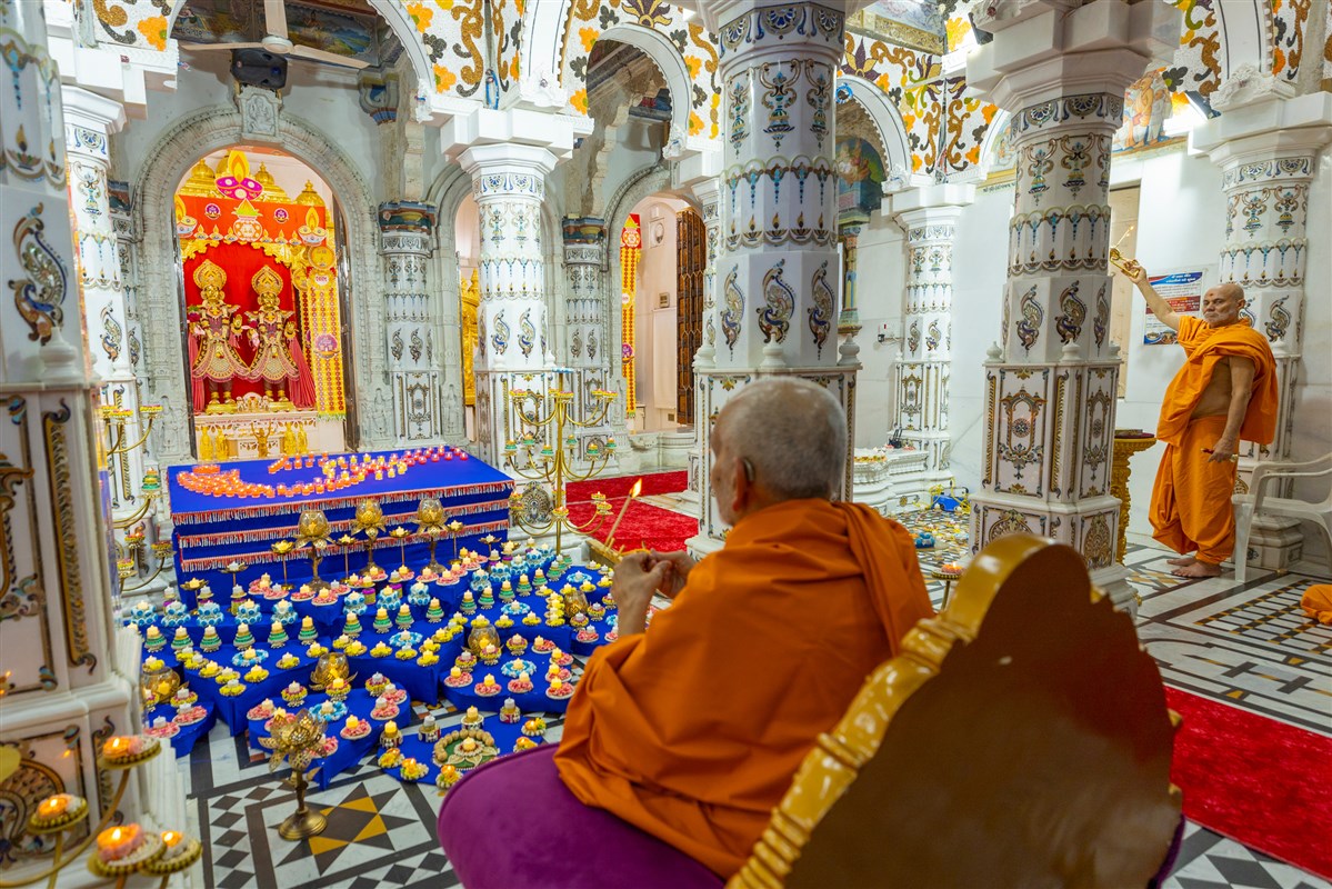 Swamishri performs the arti