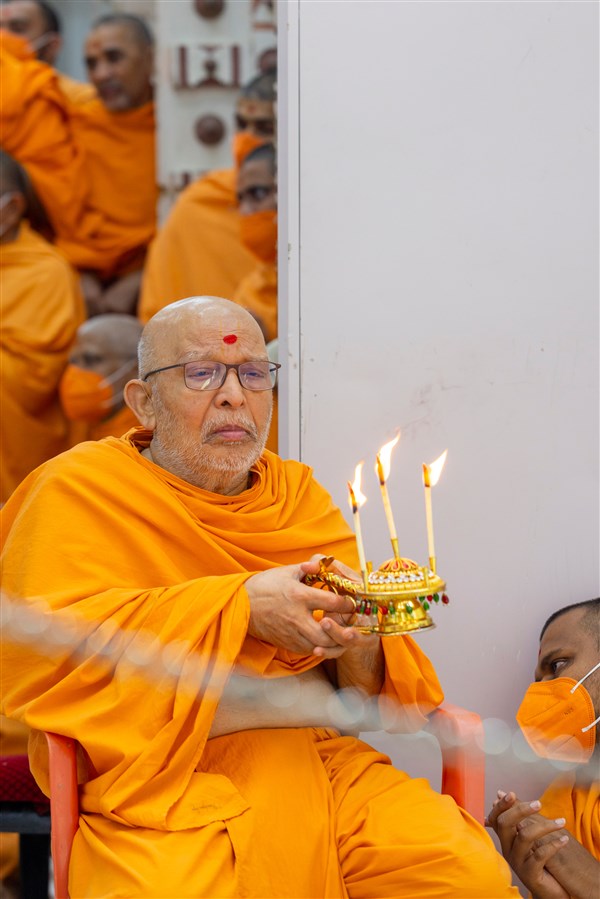 Pujya Ghanshyamcharan Swami performs the arti