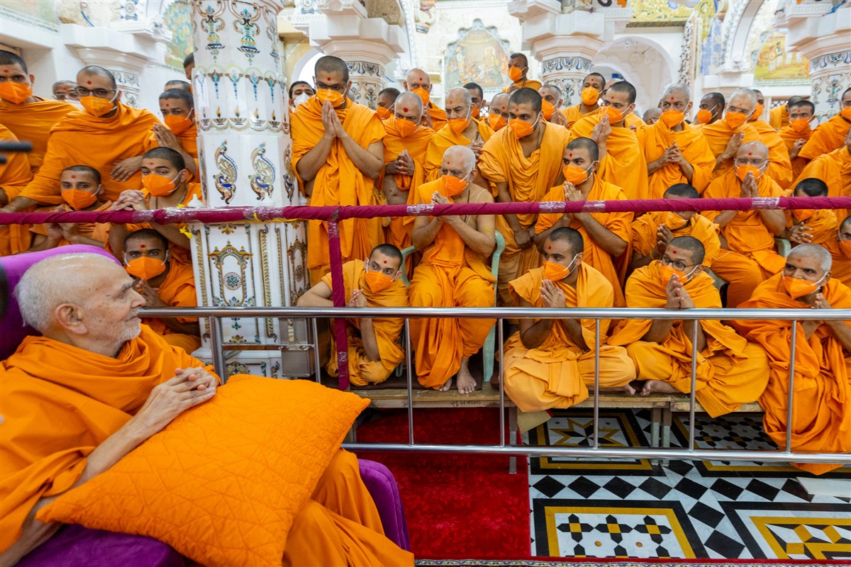 Swamis doing darshan of Swamishri