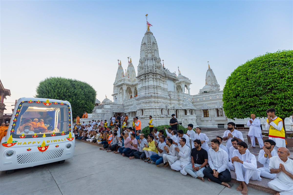 Devotees doing darshan of Swamishri