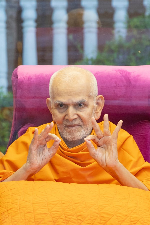 Swamishri blesses all