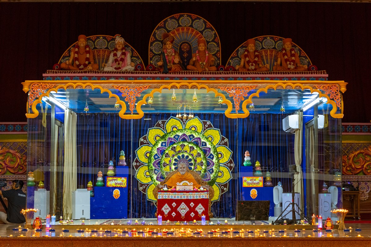 Swamishri meditates in his daily puja